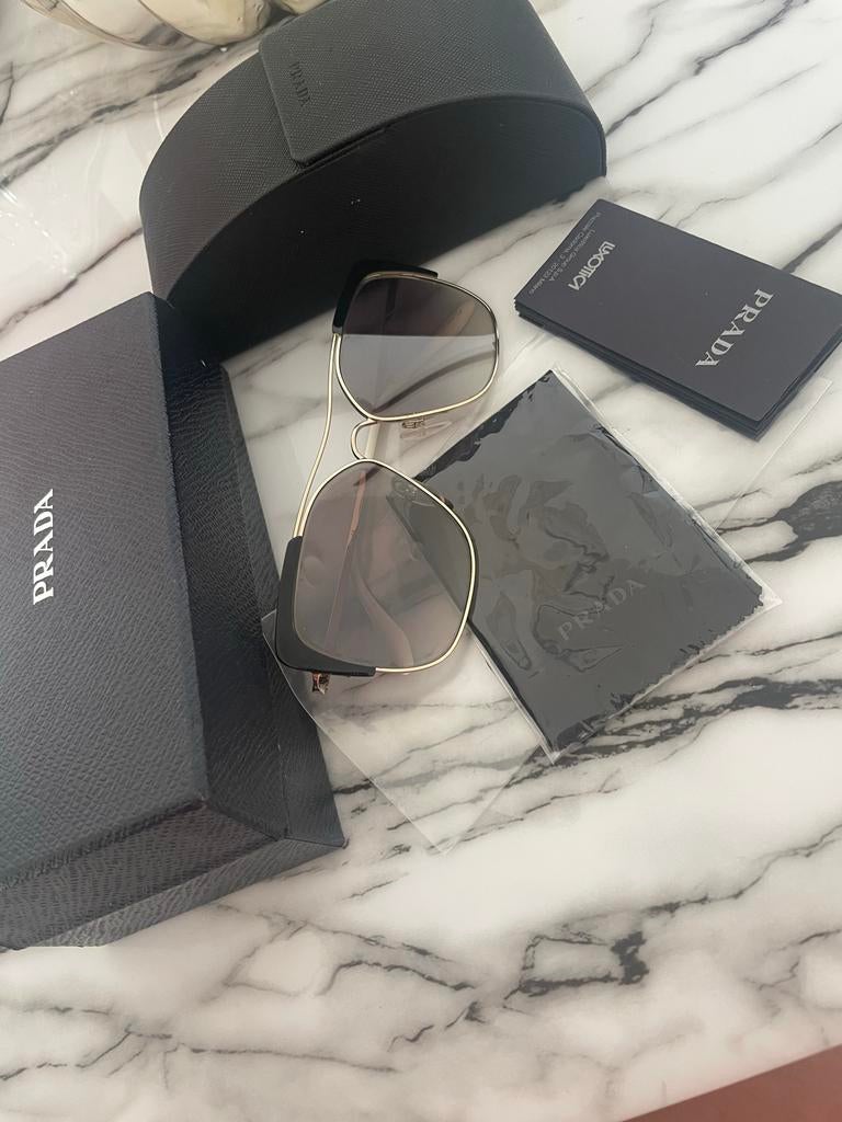 Prada Zonnebril - Zo goed als nieuw, Zonnebril, Prada, Zwart, Ophalen of Verzenden