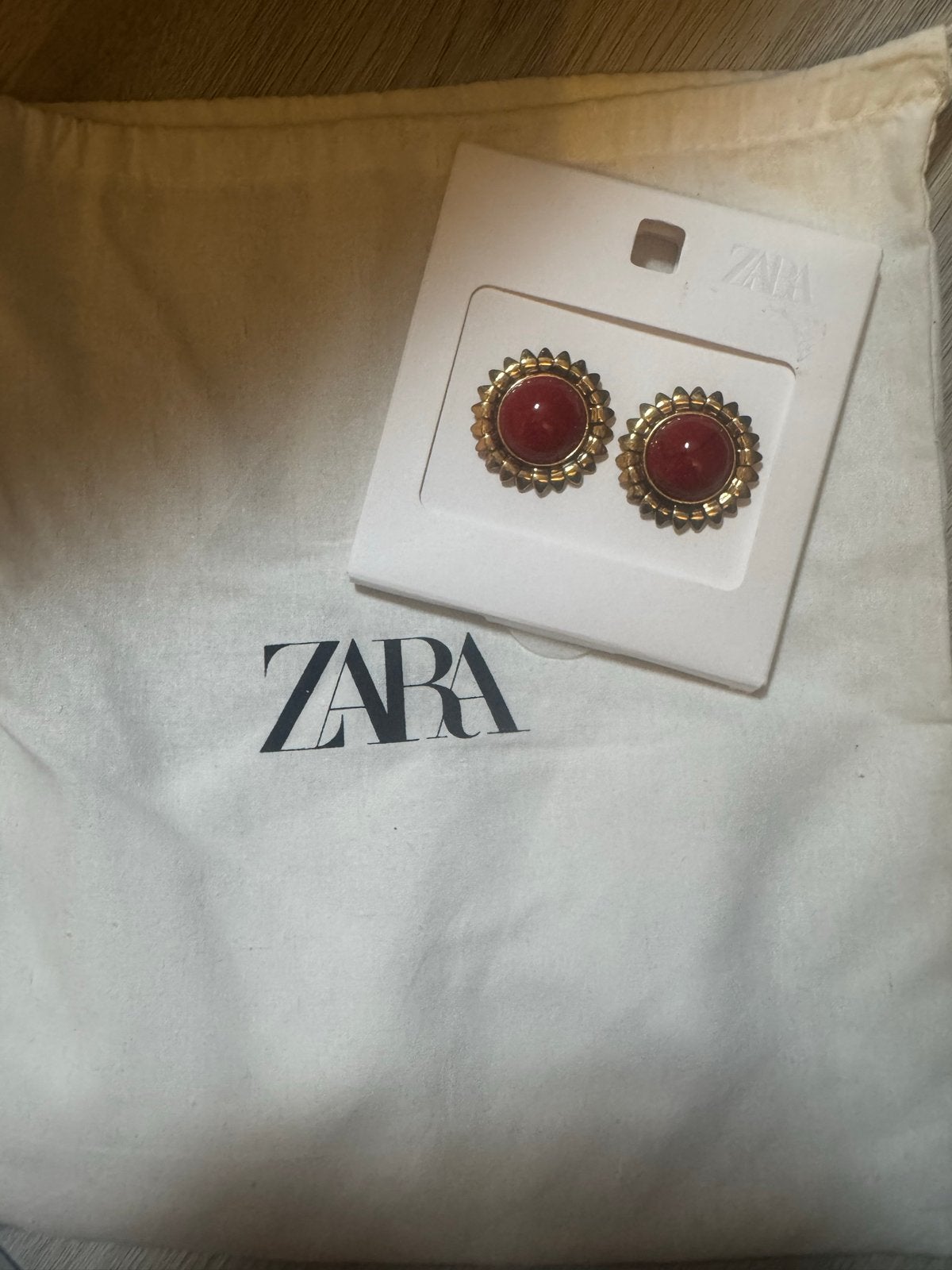 Nieuwe Zara oorbellen met rode steen, Overige materialen, Nieuw, Ophalen of Verzenden, Knopjes of Stekers