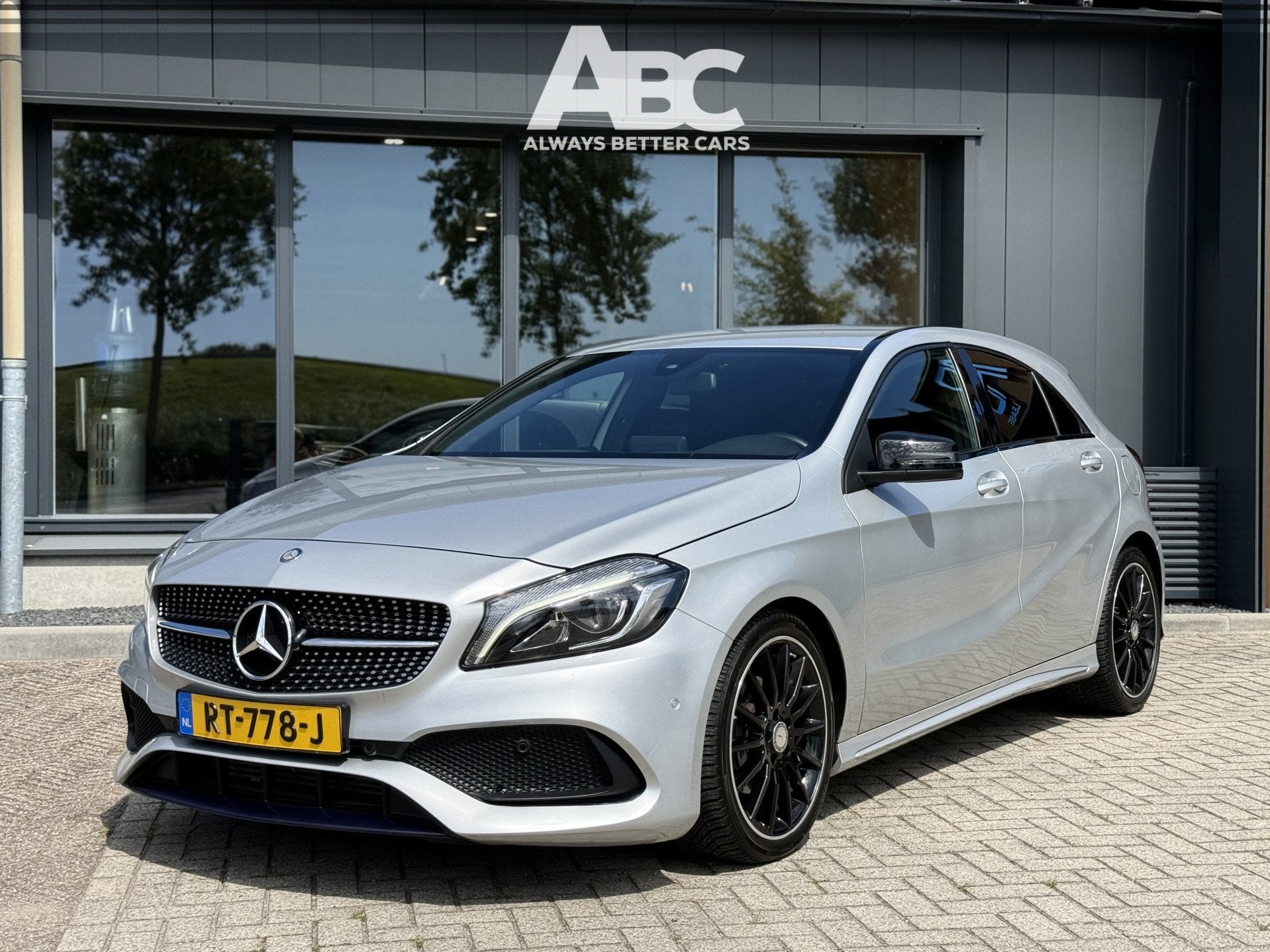 Mercedes-Benz A-Klasse 180 Prestige AMG (bj 2015), Auto's, Voorwielaandrijving, Gebruikt, 4 cilinders, Automatische klimaatregeling