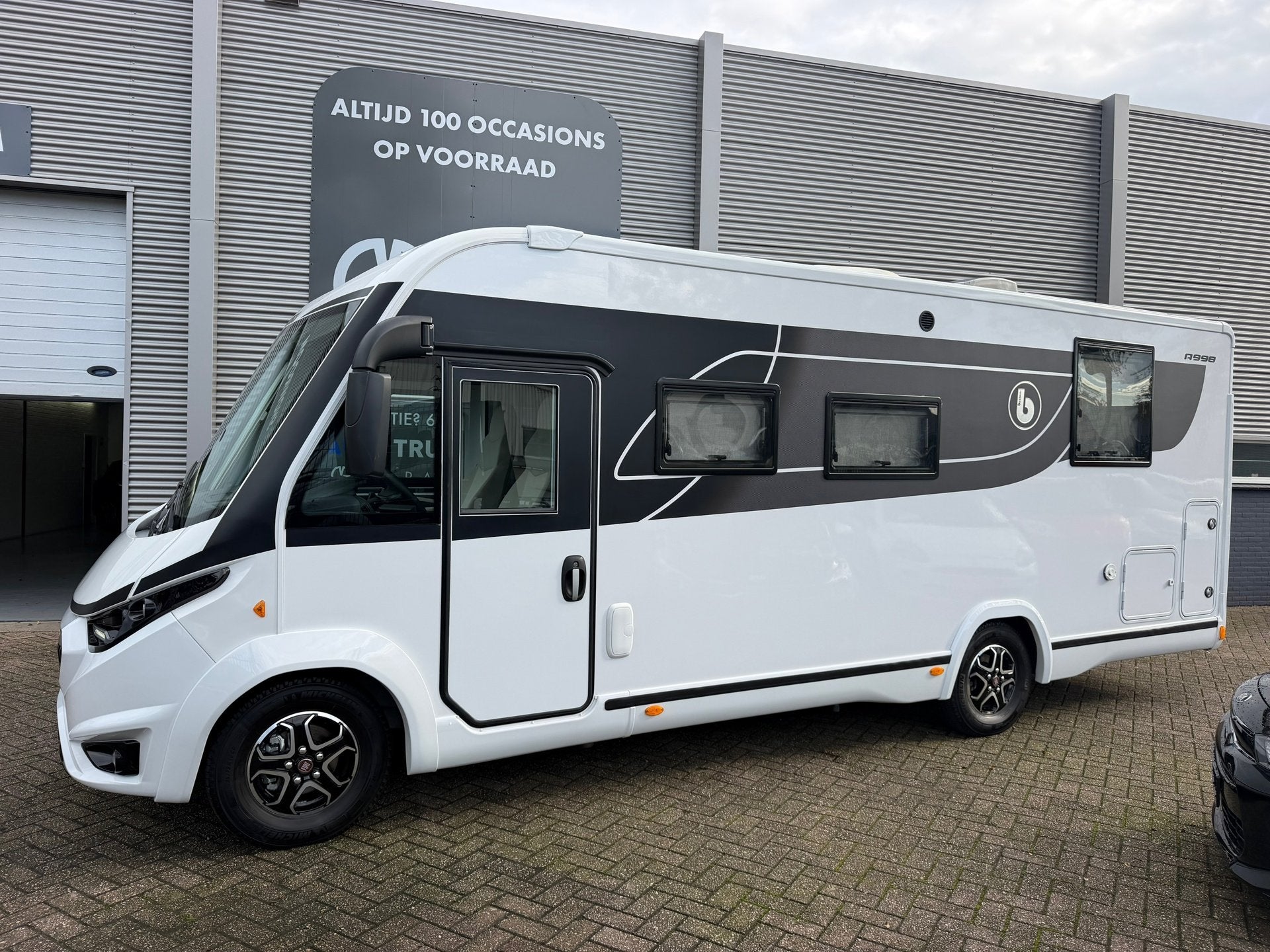 Benimar Amphitryon A998 INTEGRAAL Automaat Queensbed+Hefbed,, Elektrische ramen, 7 tot 8 meter, Bedrijf, Diesel