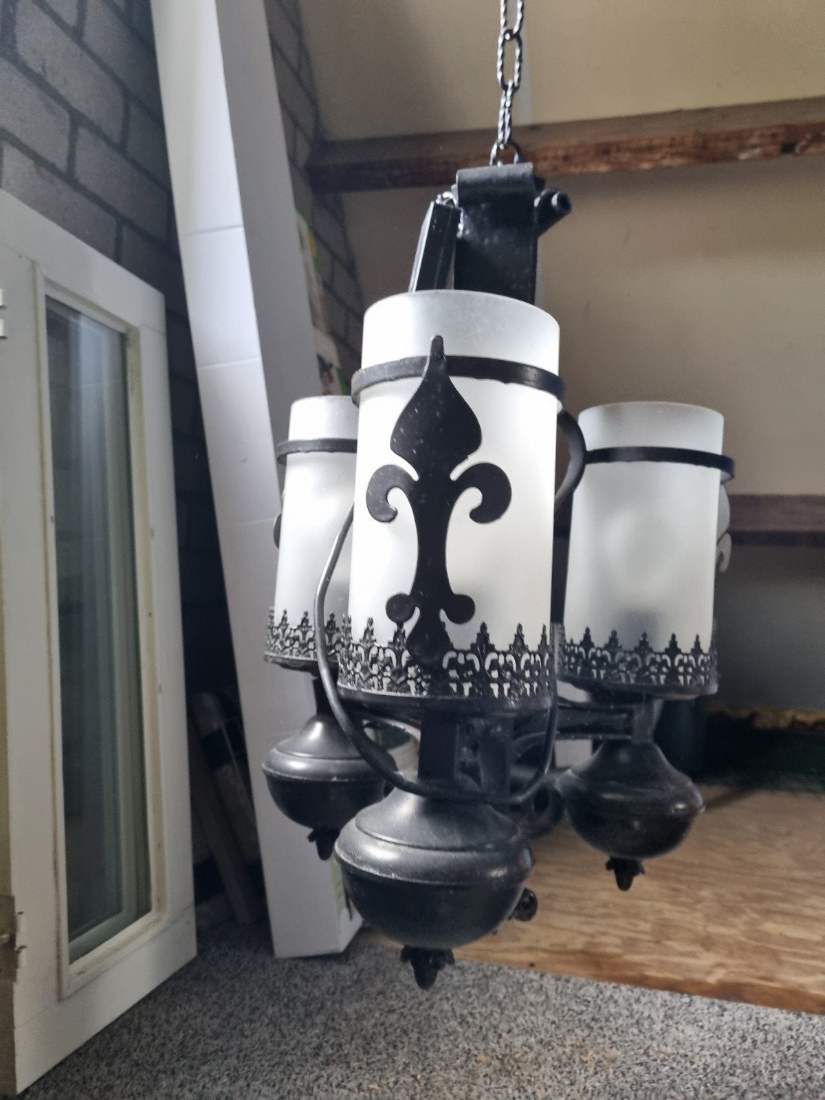 Vintage hanglamp zwart smeedijzer met 3 matglazen cilinders, Ophalen, Gebruikt, Vintage, Klassiek, Rustiek, Frans, Overige fittingen
