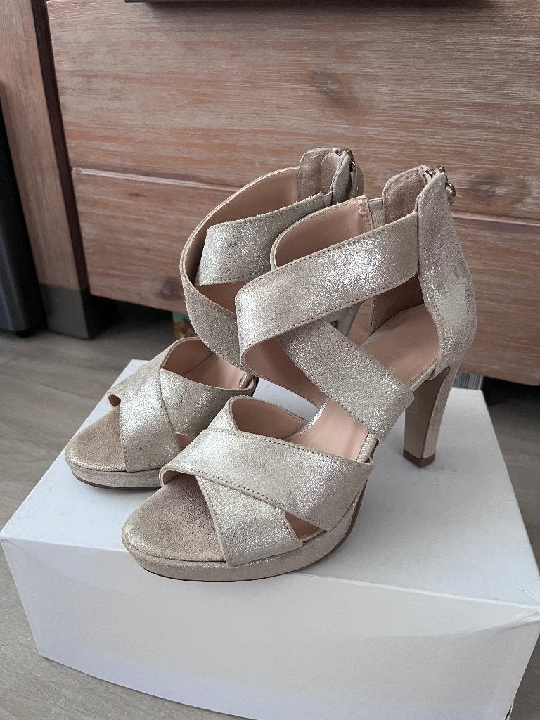 Hakken pumps maat 37 goud, Kleding | Dames, Anna van Toor, Beige, Ophalen of Verzenden, Zo goed als nieuw