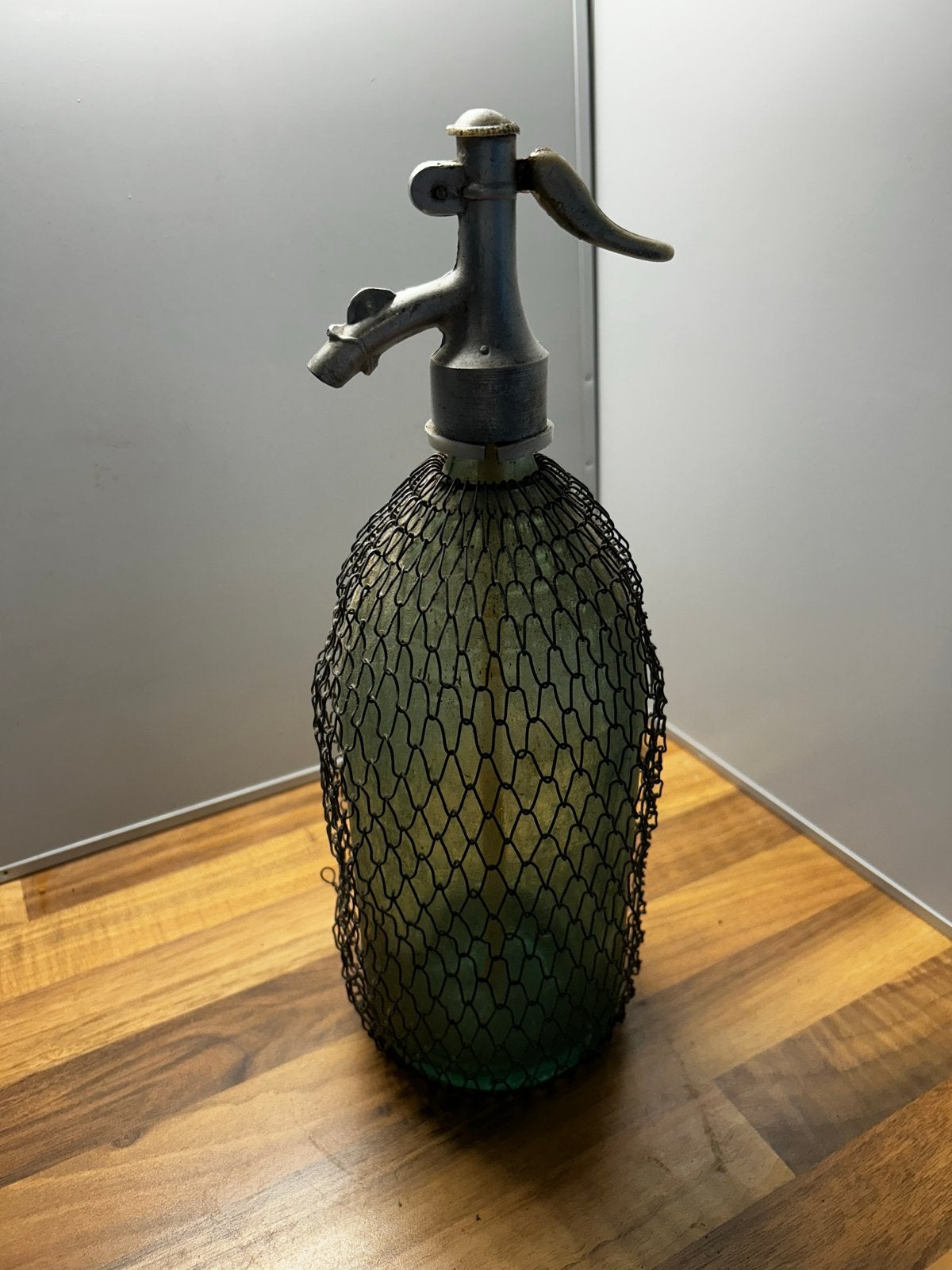 Vintage sifonfles met metalen net, Ophalen