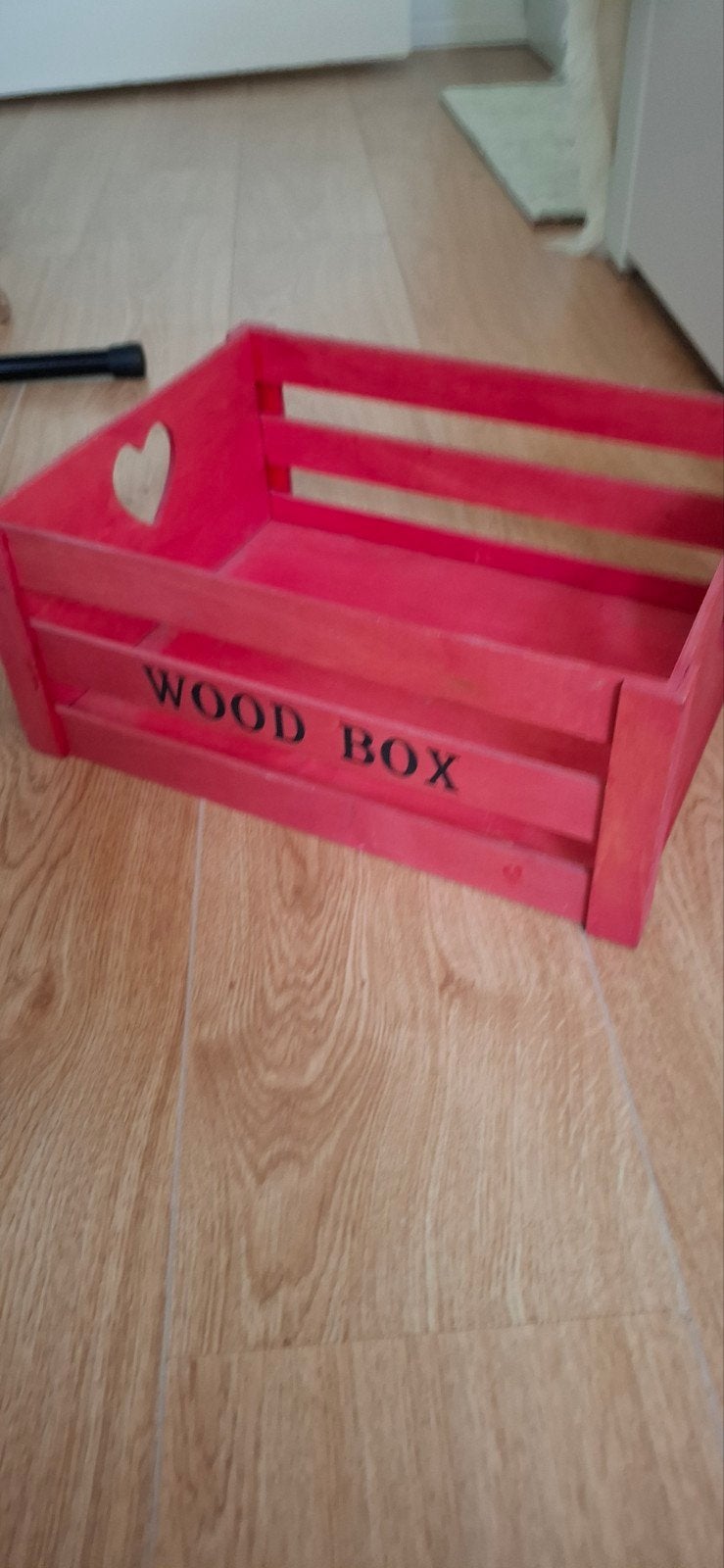 Rode houten kist met hartjesuitsparing - 'WOOD BOX', Minder dan 50 cm, Eikenhout, Minder dan 50 cm, Ophalen of Verzenden