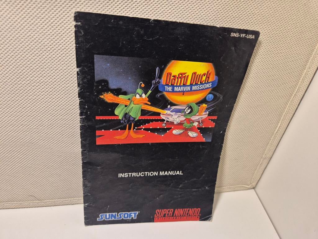 Boekje van Daffy Duck the Marvin Missions SNS YF USA SNES, Avontuur en Actie, 1 speler, Ophalen of Verzenden, Zo goed als nieuw