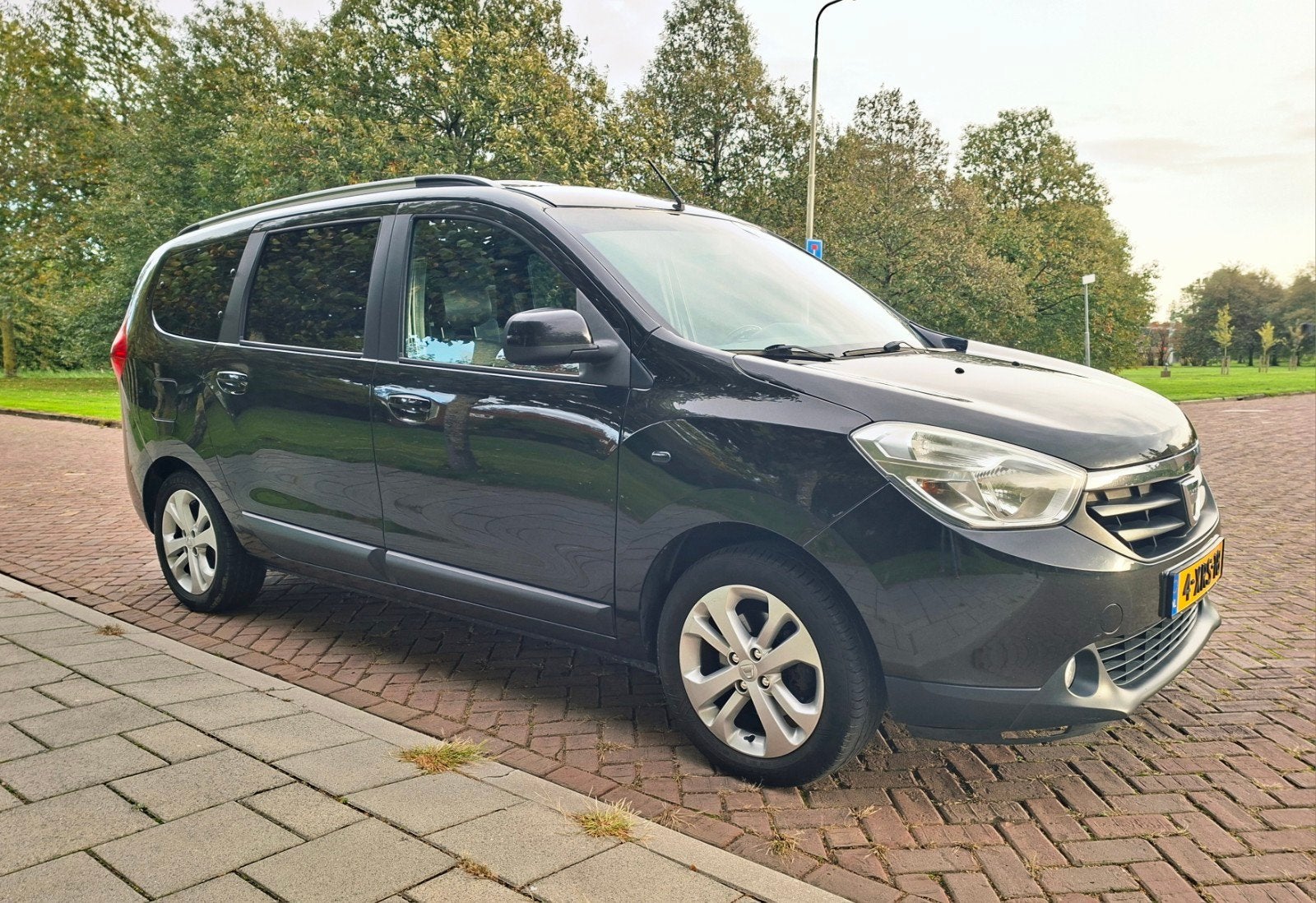 Dacia Lodgy 1.2 TCE 85KW Blackline 7p 2014 Zwart 2e eigenaar, Auto's, Voorwielaandrijving, 7 stoelen, Zwart, Lodgy