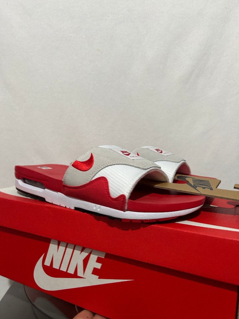 NIEUW IN DOOS! Maat 45 - Nike Air Max 1 Slide White Uni Red, Slippers, Overige kleuren, Verzenden, Nike