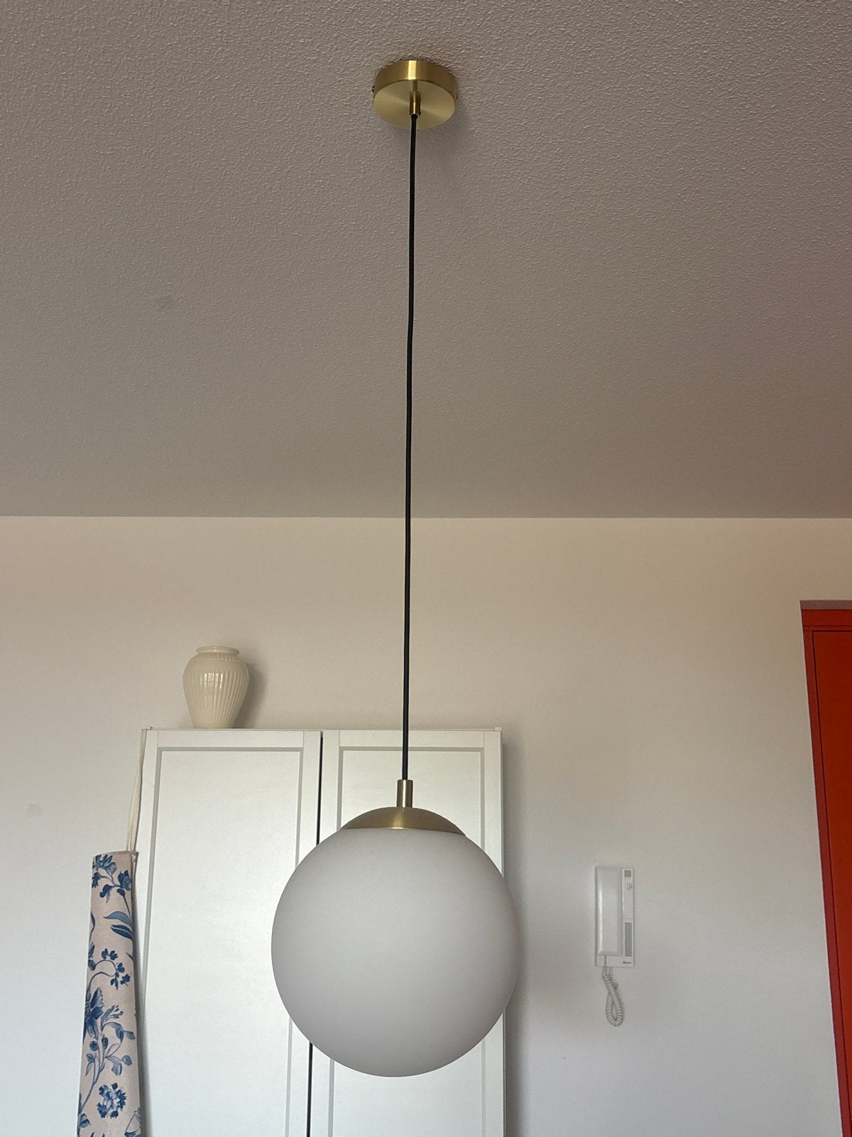 Moderne Hanglamp met Melkglas Bol en Gouden Details, Ophalen, Zo goed als nieuw, Glas, E27 (groot)