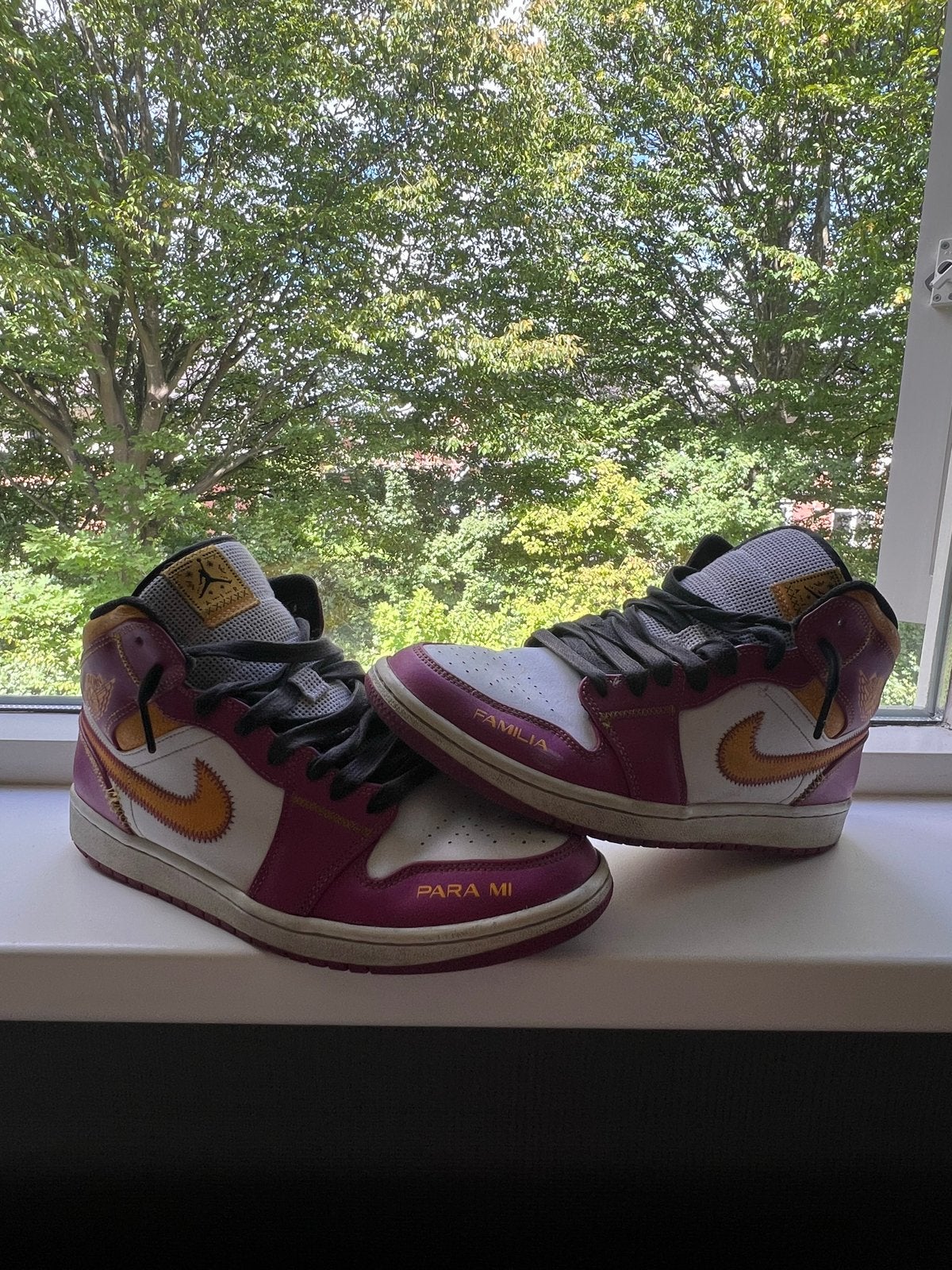 Nike Air Jordan 1 Mid Familia 'Para Mi' - Maat 44, Ophalen of Verzenden, Gedragen, Overige kleuren, Sneakers of Gympen
