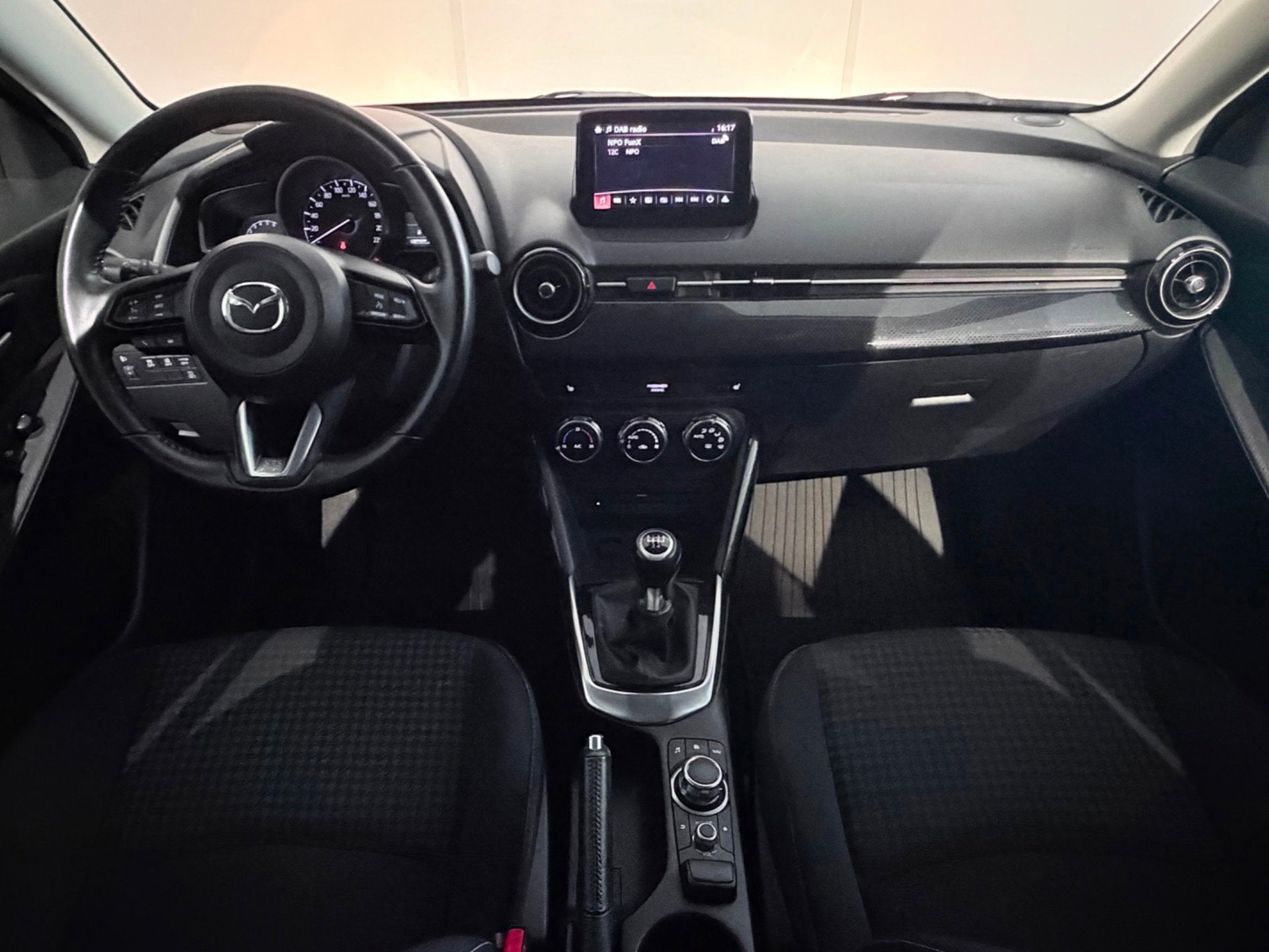 Mazda 2 1.5 Skyactiv-G Intro Edition /Clima/Cruise/PDC/NAVI/, Auto's, Mazda, Voorwielaandrijving, Stof, Gebruikt, Euro 6