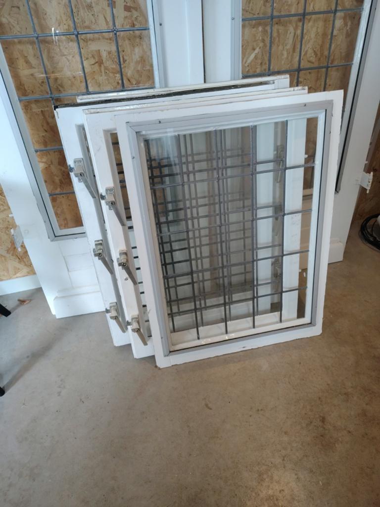 Oude deuren en ramen met glas in lood, Doe-het-zelf en Verbouw, Kozijnen en Schuifpuien, 75 tot 150 cm, Gebruikt, Raamkozijn, Ophalen of Verzenden