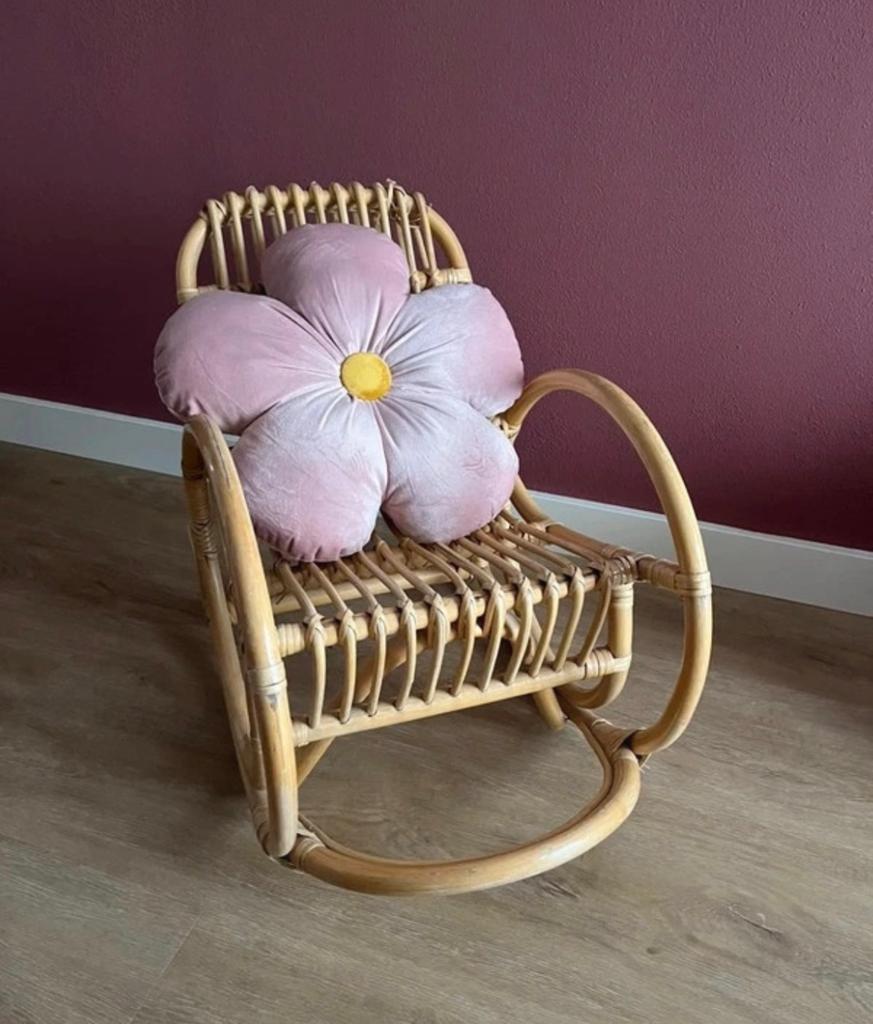 Rotan schommelstoel voor kinderen (exclusief kussen), Kinderen en Baby's, Kinderkamer | Tafels en Stoelen, Ophalen, Zo goed als nieuw