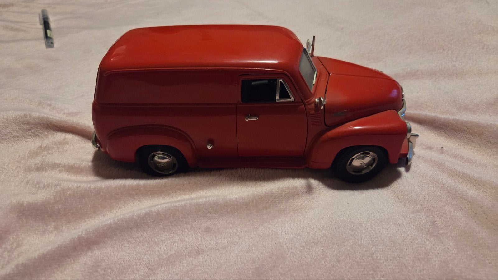 GMC Panel Truck 1950 - Rood schaalmodel 1:18, Hobby en Vrije tijd, Ophalen of Verzenden, Overige merken