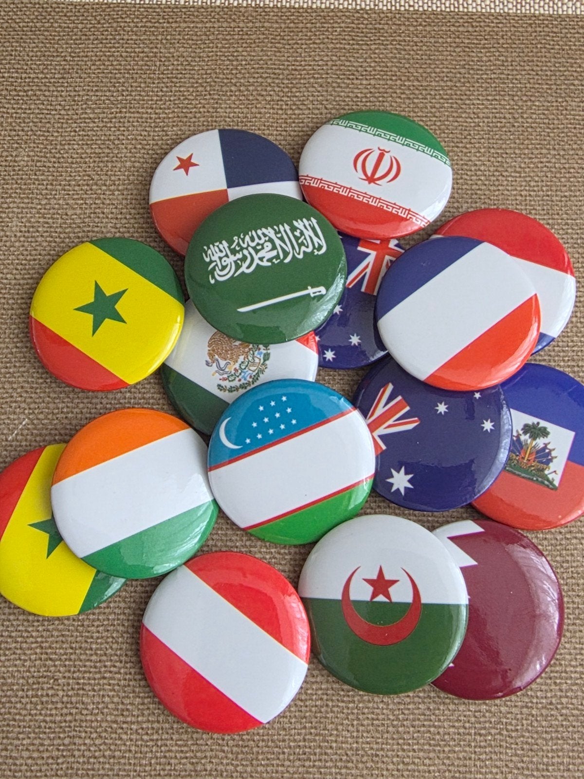 Verzameling van 16 vlaggen buttons - Diverse landen, Verzamelen, Ophalen of Verzenden, Zo goed als nieuw, Stad of Land, Button