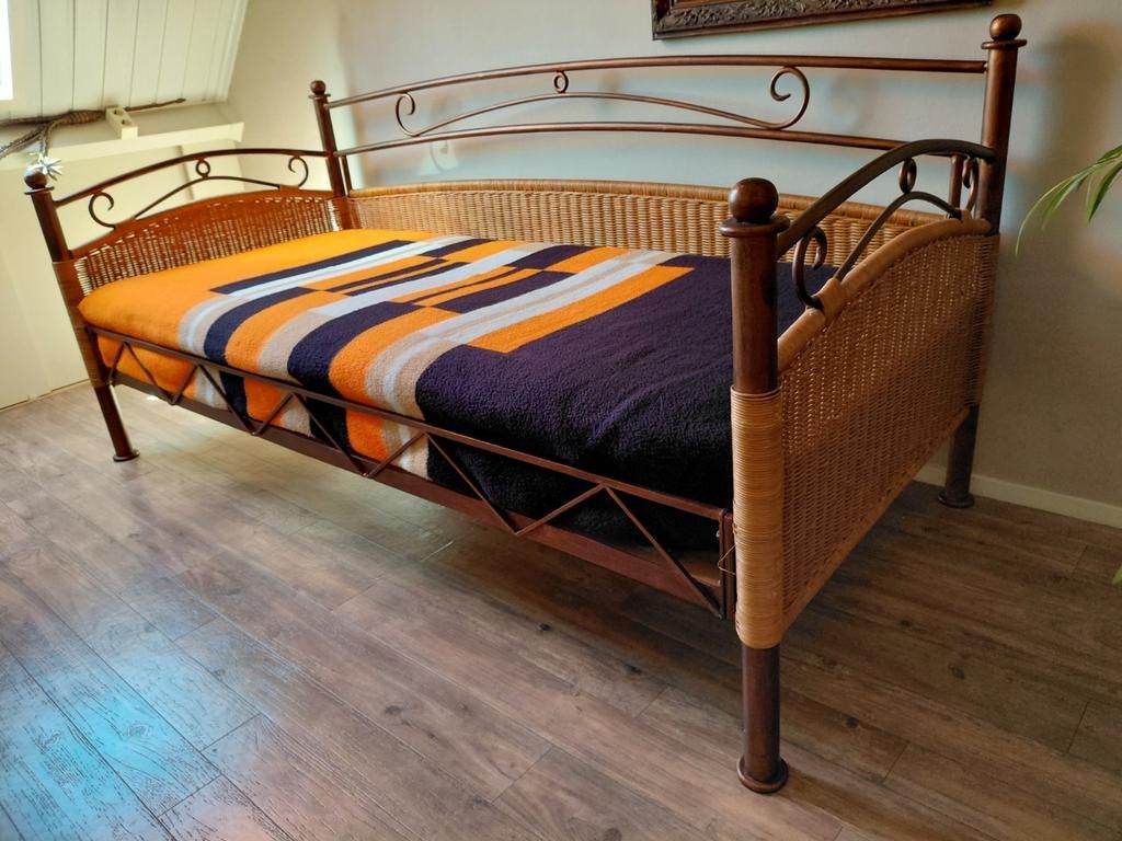 Vintage metalen Bronze kleur bed en rotan bankje 200x90 cm, Ophalen, 90 cm, Zo goed als nieuw, 200 cm