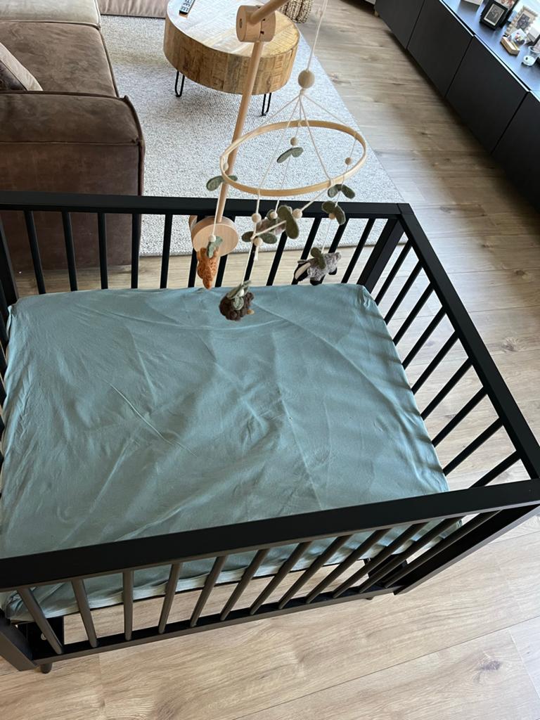 Zwarte babybox met matras en mobiel ophangsysteem, Ophalen, Zo goed als nieuw, Rechthoekig, In hoogte verstelbaar