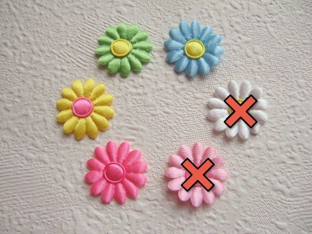 HALVE PRIJS ~ Effen satijnen margriet bloemetje ~ 3 cm, Hobby en Vrije tijd, -, -, Geel, Textiel