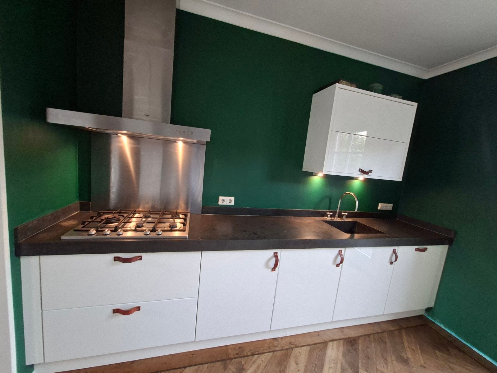 Hoogglans witte keuken met betonnen aanrechtblad, Ophalen, Gebruikt, Wit, Graniet of Steen