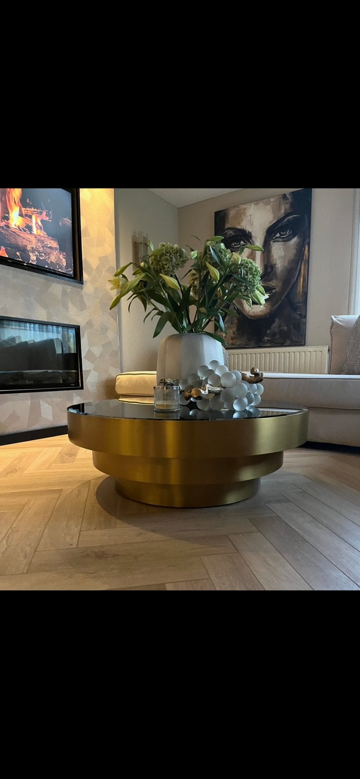 Eichholtz Sinclair salontafel – brushed brass / zwart glas, Ophalen, 100 tot 150 cm, Rond, 50 tot 100 cm