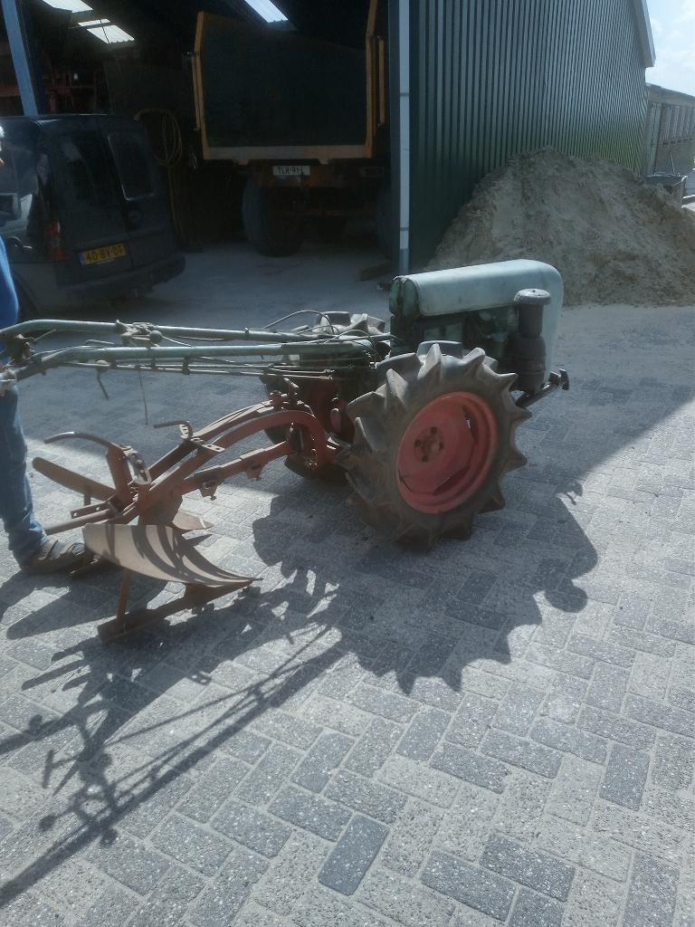 tweewielige trekker met ploeg, Tuin en Terras, Ophalen