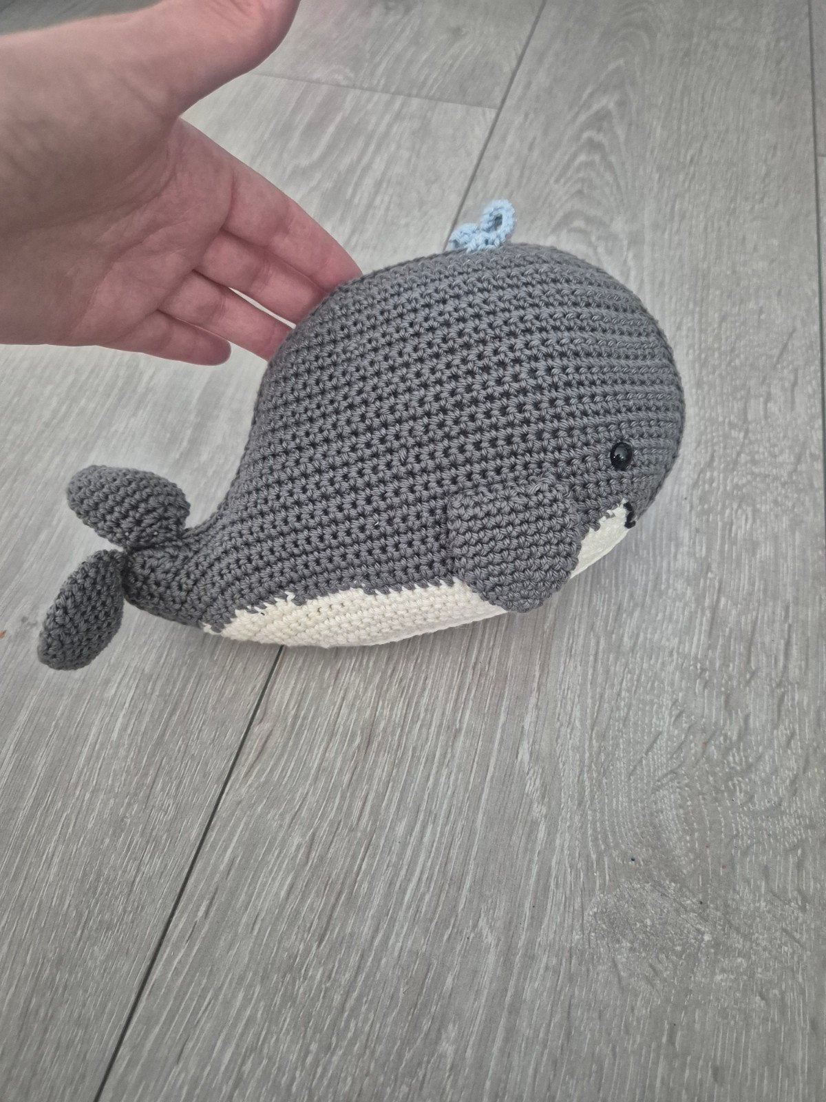 Zelfgehaakte walvis knuffel - Christel Krukkert patroon, Handgemaakt, Overige typen, Grijs, Nieuw