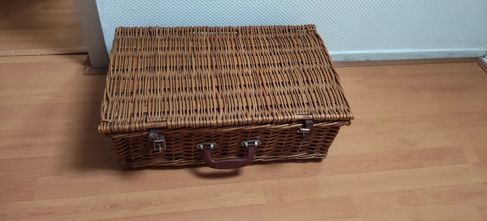 Vintage picknickmand met servies en thermoskan, Ophalen, Gebruikt