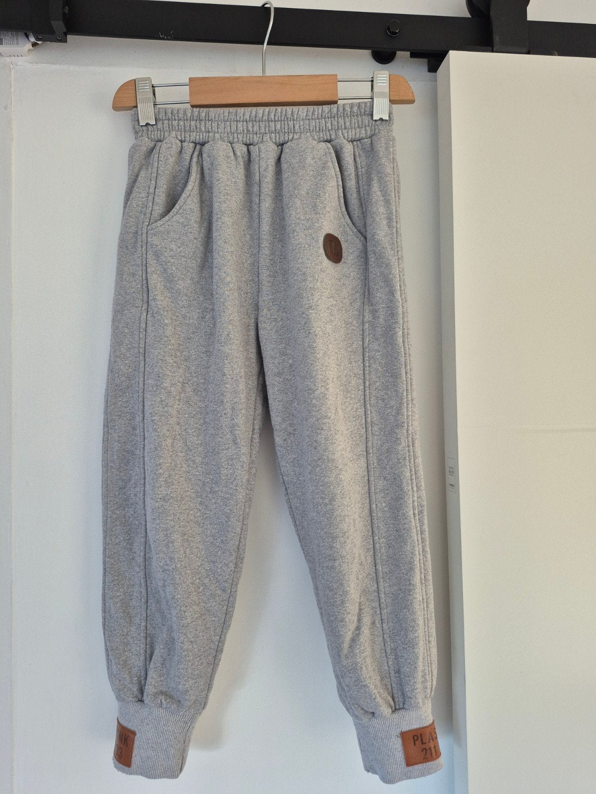 Grijze joggingbroek maat 128, Broek, Gebruikt, PLASTIC PINK, Jongen of Meisje
