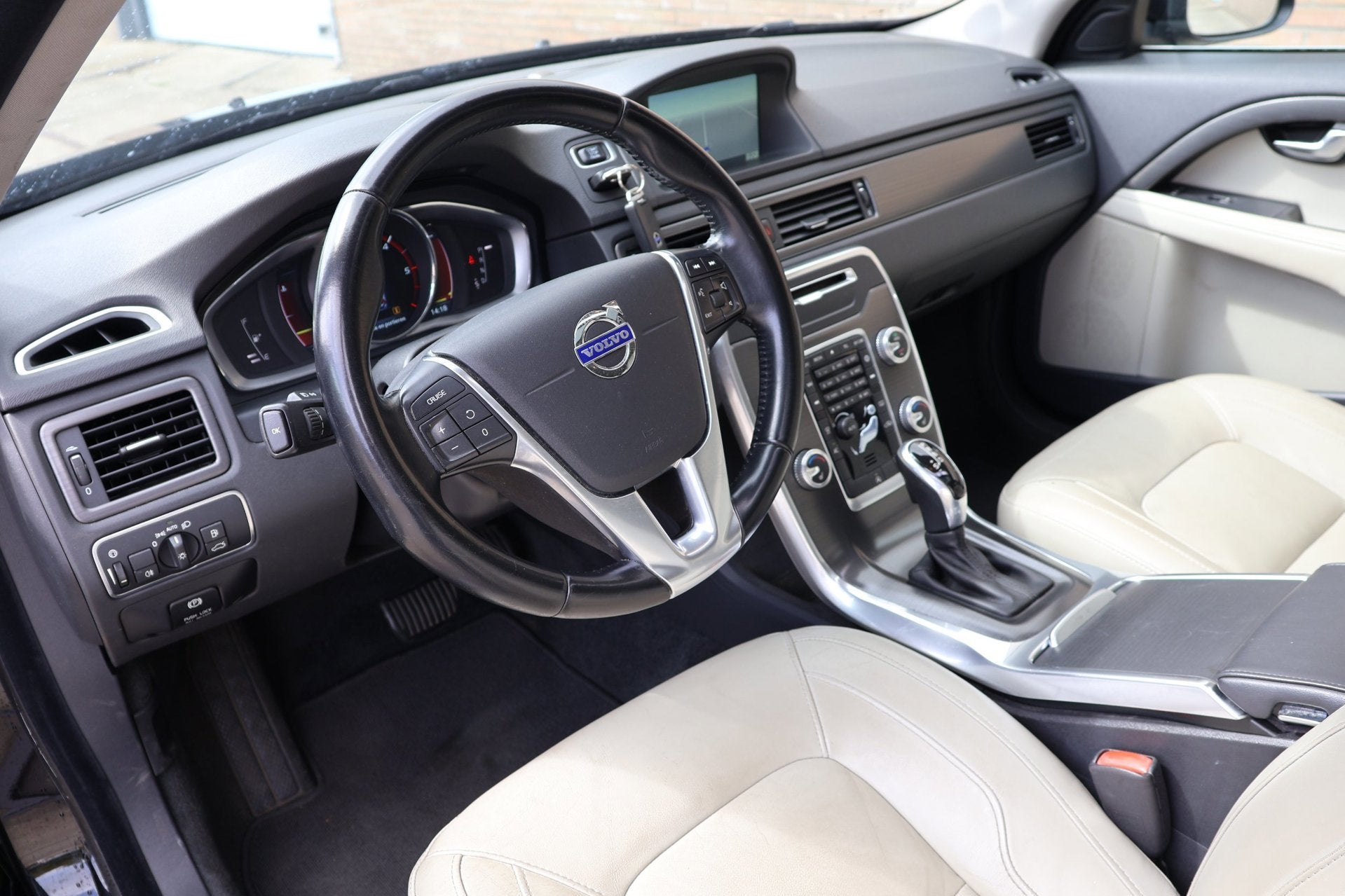 Volvo V70 1.6 D2 Nordic+ |AUT|Pano|Stoelverwrm, Auto's, Volvo, Euro 5, Beige, 4 cilinders, Zwart
