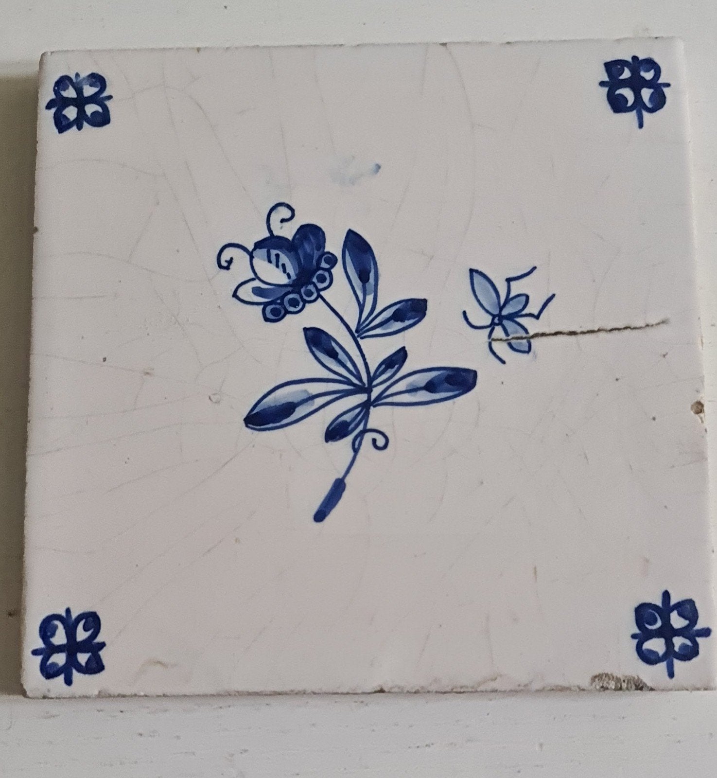 Prachtige Antieke Hollandse Tegel met Bloem en Insect, Antiek en Kunst, Ophalen of Verzenden