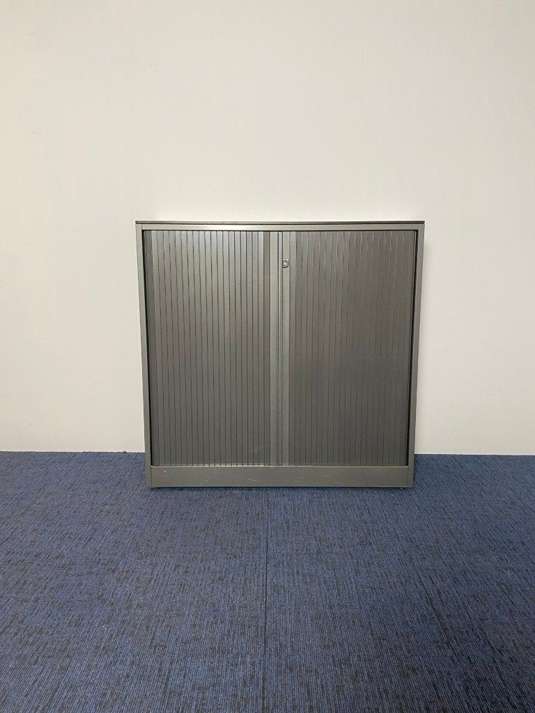1 x Roldeurkast Ahrend, antraciet, H 120 x B 120 x D 45 cm.