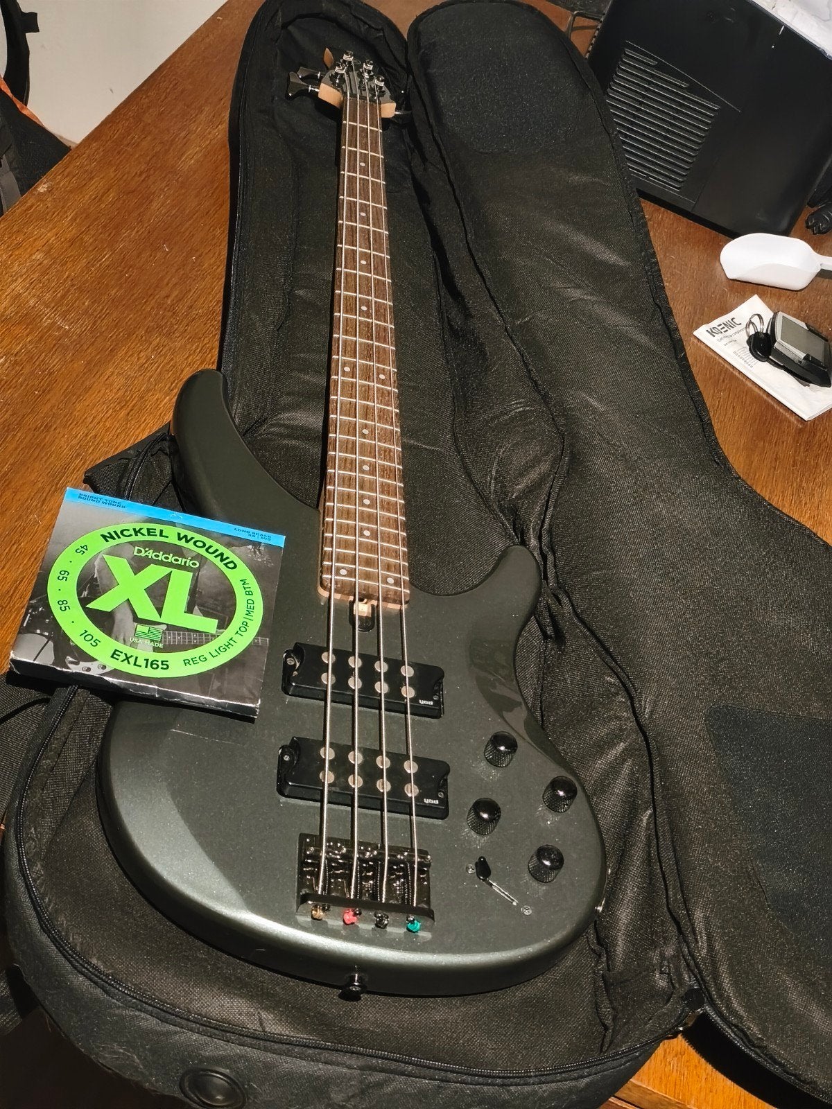 Yamaha TRBX304 Basgitaar met hoes en nieuwe snaren, Ophalen, Zo goed als nieuw, Elektrisch