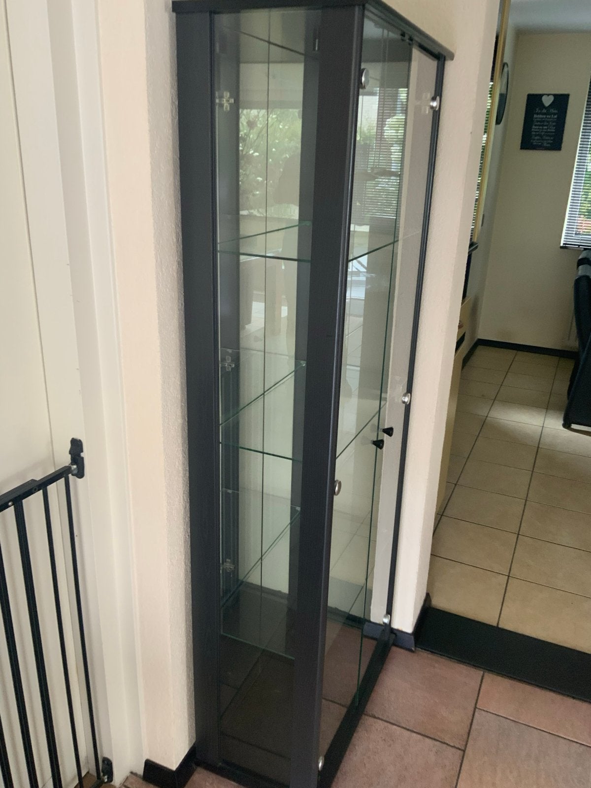 Glazen vitrinekast met glazen planken en deuren, Ophalen, Gebruikt, 50 tot 100 cm, Glas
