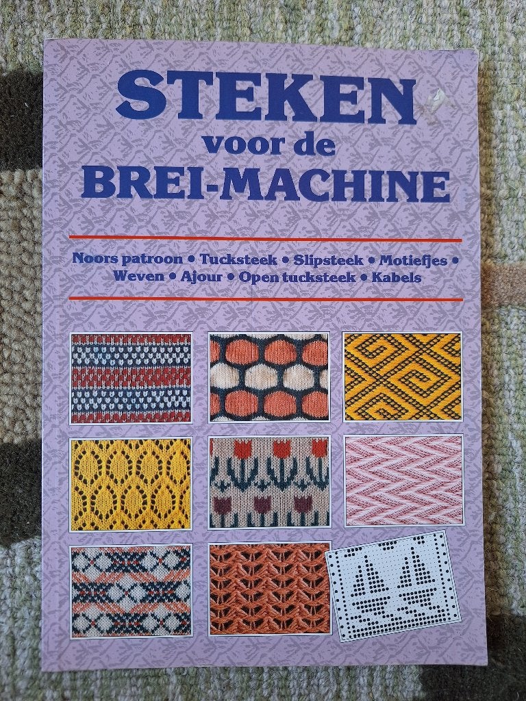 Steken voor de breimachine boek, Ophalen of Verzenden, Zo goed als nieuw, Breien, Patroon of Boek