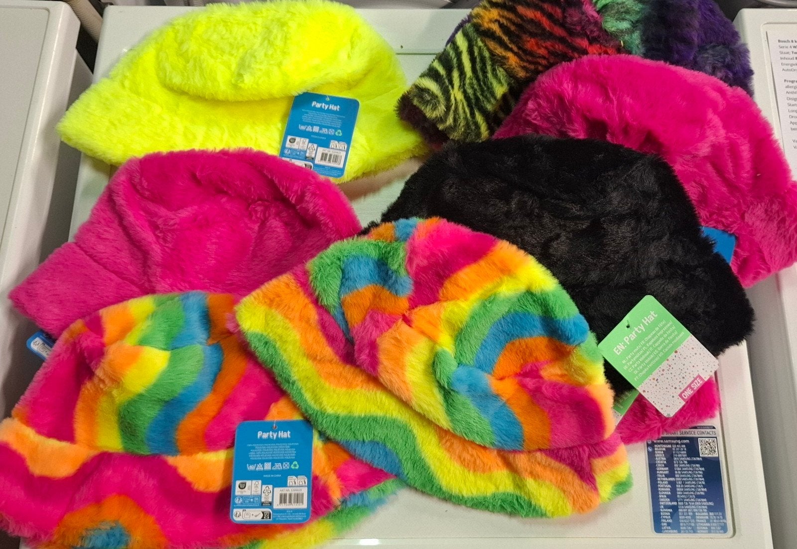 10 x Pluche Bucket Hat Rainbow Swirl - Carnaval/Pride/Festiv, Onbekend, Nieuw, Ophalen of Verzenden, Onbekend