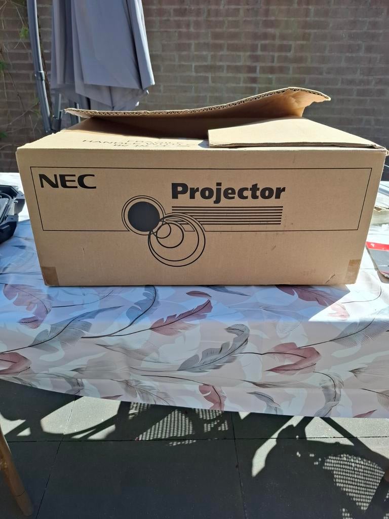 NEC NP-UM351WG Projector - Zo goed als nieuw, Audio, Tv en Foto, Beamers, Overige technologieën, Zo goed als nieuw, Overige resoluties