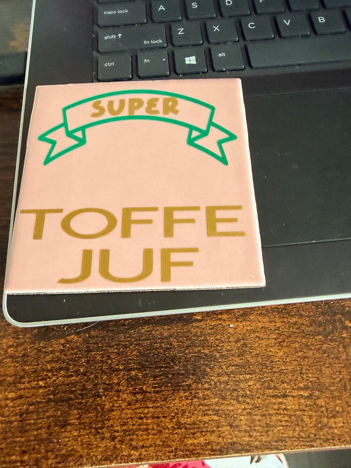 Tegel met tekst 'Super Toffe Juf' - Handgemaakt cadeau, Nieuw, Meerkleurig, Ophalen of Verzenden, Knutselwerk