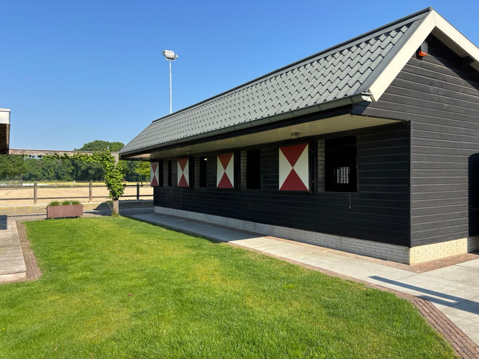 Box vrij in kleinschalig paardenpension in Alphen (Nbr.), Dieren en Toebehoren, Stalling