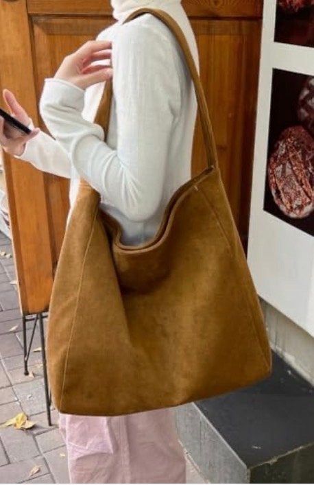 Suède leer Schoudertas - Zo goed als nieuw, Sieraden, Tassen en Uiterlijk, Tassen | Schoudertassen, Overige merken, Bruin, Verzenden