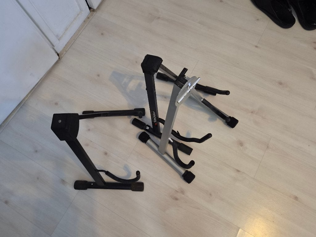 3 Gitaarstandaarden (2x elektrisch, 1x akoestisch), Muziek en Instrumenten, Standaards, Ophalen, Gebruikt, Instrumentstandaard