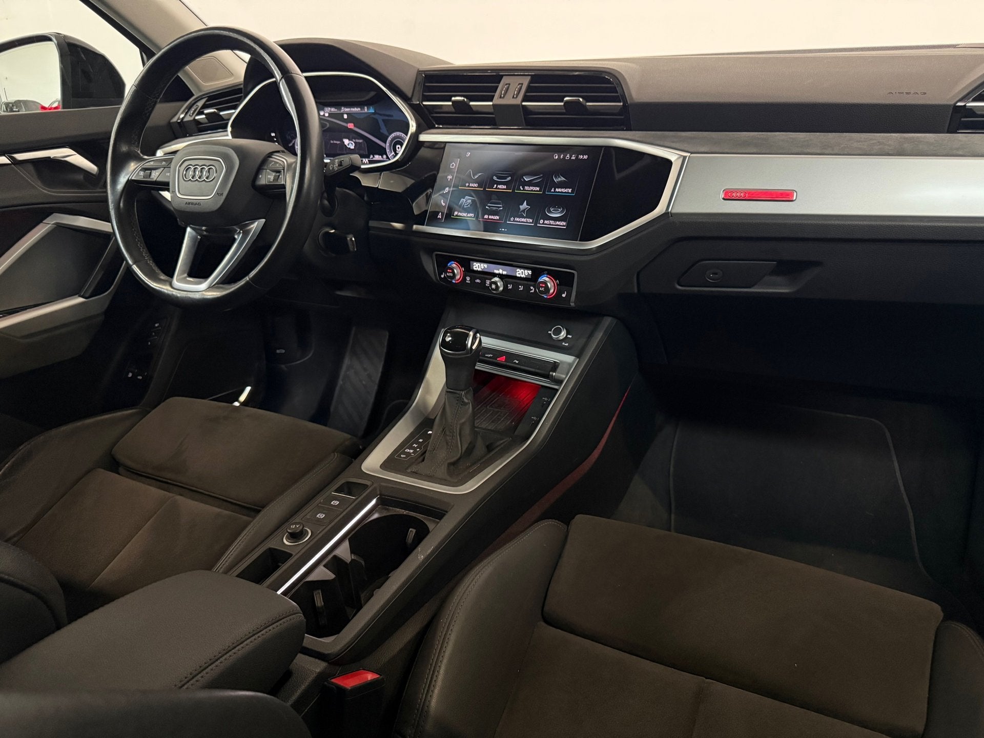 Audi Q3 45 TFSI e S edition Pano B&O Memory Blackpack Sfeer, Automatische klimaatregeling, Gebruikt, Met garantie (alle), Hybride Elektrisch/Benzine