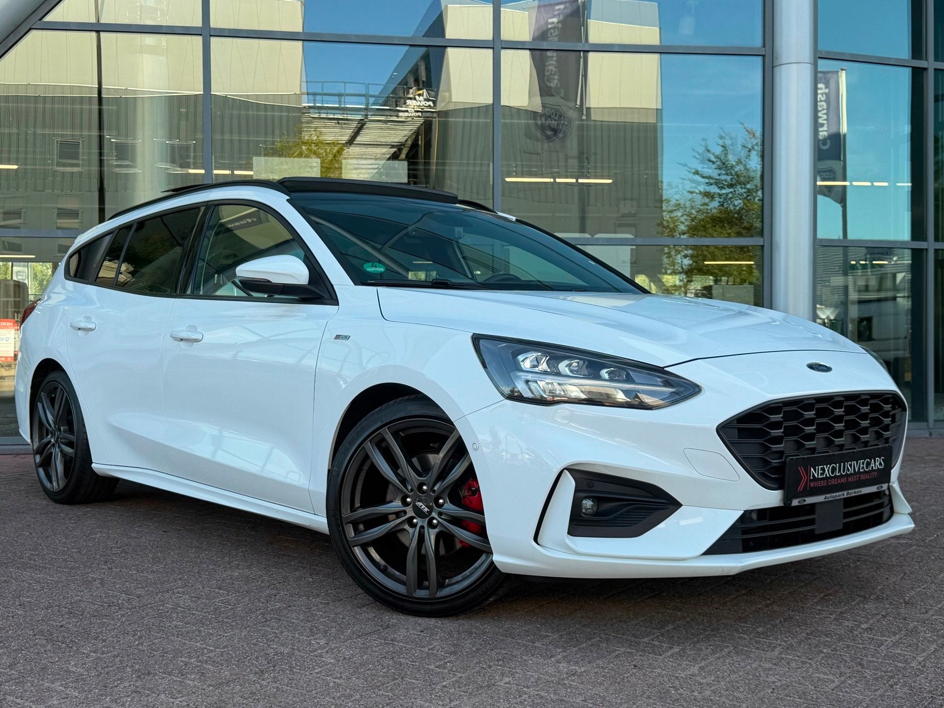 Ford Focus Wagon 1.5 EcoBoost ST Line Automaat | Pano | ATS!, 1345 kg, Gebruikt, 150 pk, Leder en Stof