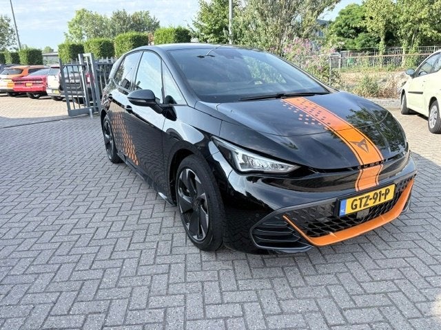 Cupra Born 63 kWh 231pk Aut 2024 Zwart, 19.647 km stand, Auto's, Automaat, Zwart, 95 pk, 59 kWh