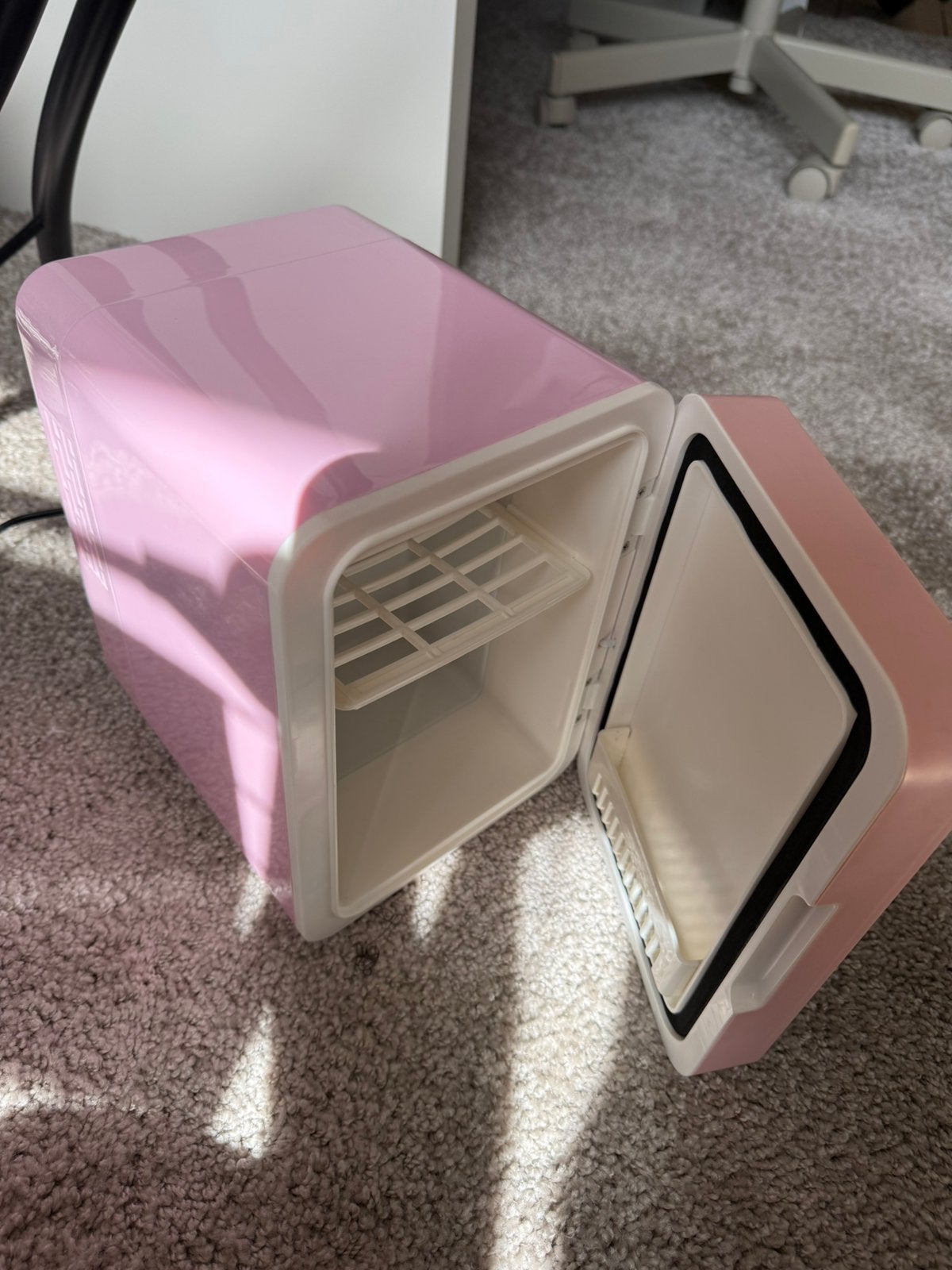 Mini roze cosmetica koelkast met spiegel + ledlicht, Ophalen, Zo goed als nieuw, Roze, Gehele gezicht