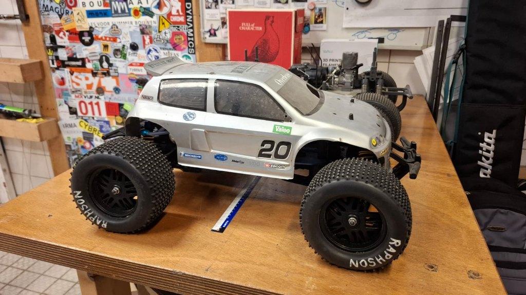 Twee nitro bestuurbare autos met accessoires, Ophalen, Gebruikt, Nitro, Auto offroad