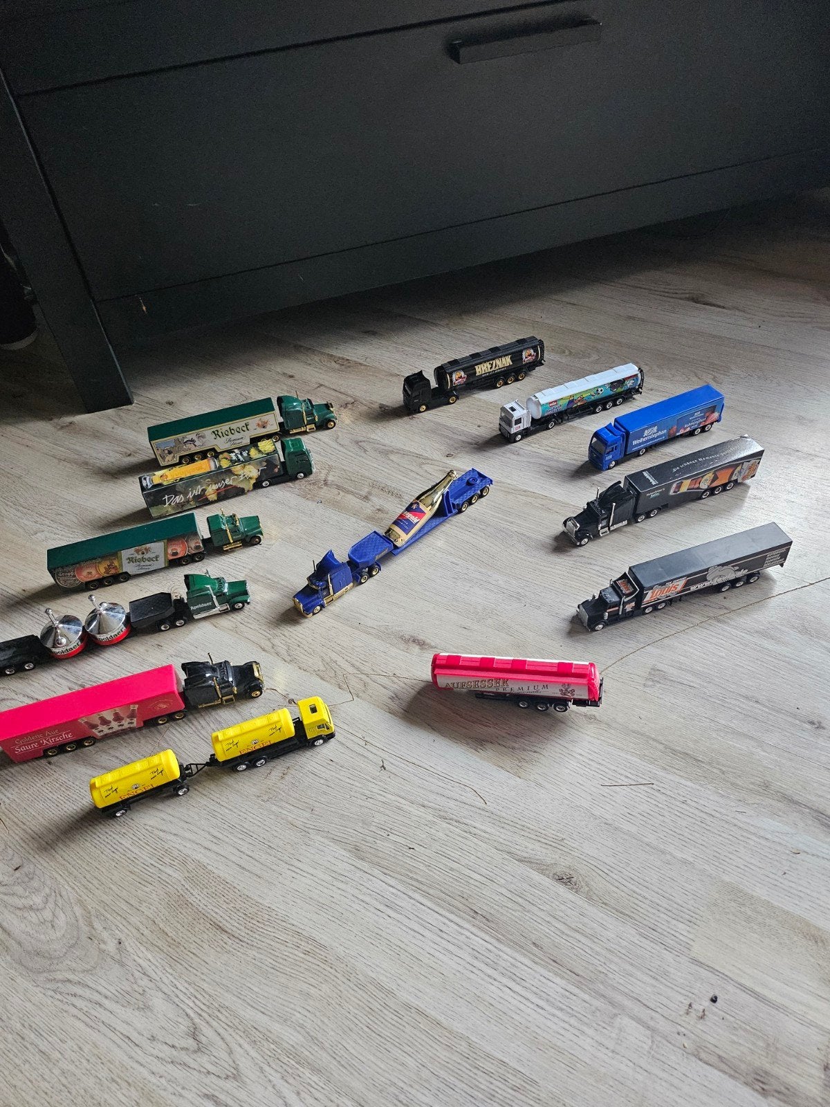 Verzameling van 12 miniatuur vrachtwagens, Kinderen en Baby's, Ophalen of Verzenden, Gebruikt