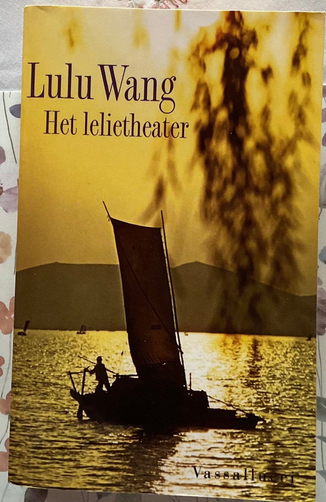 Het lelietheater - Lulu Wang, Ophalen of Verzenden, Zo goed als nieuw