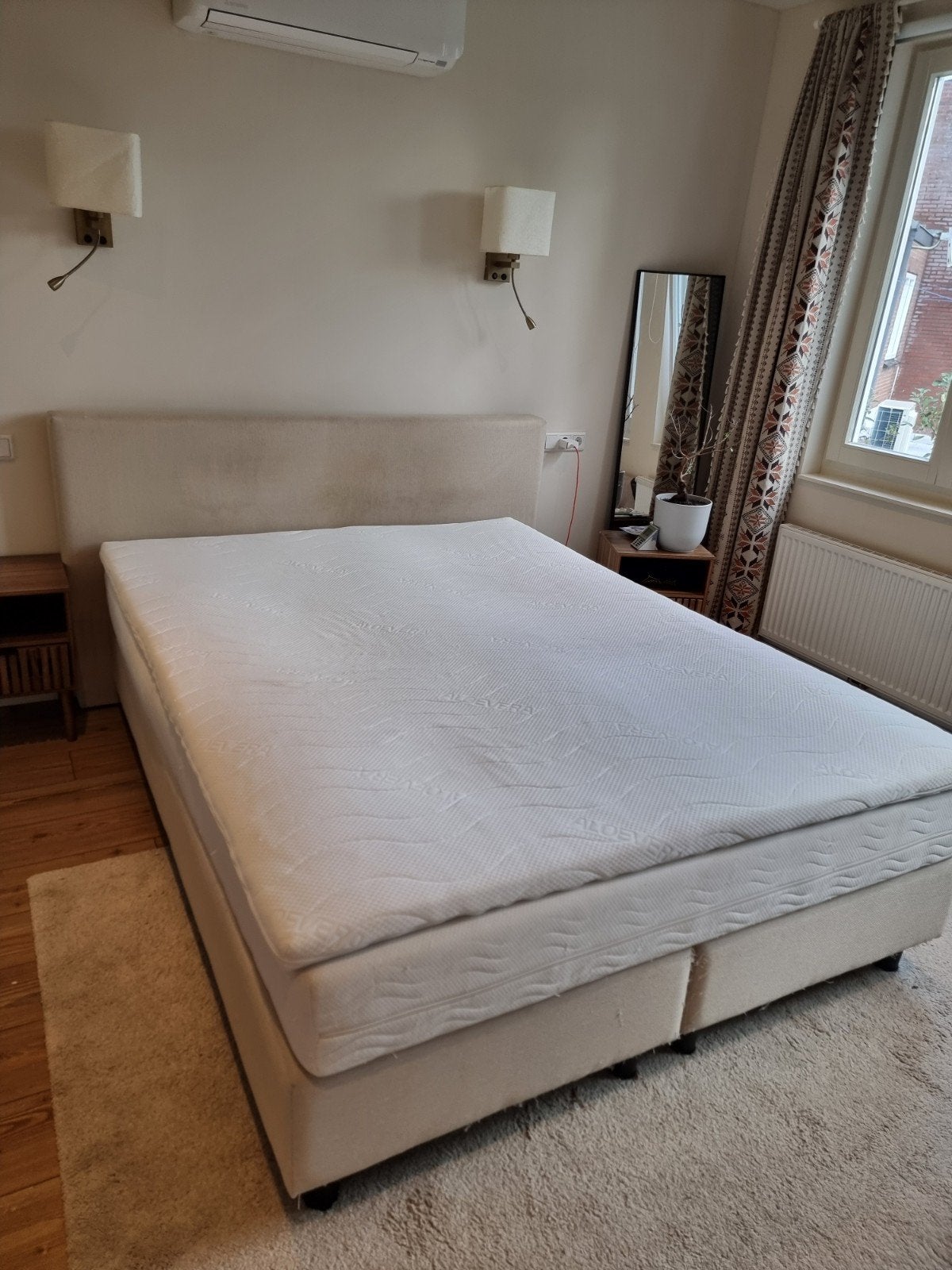 Creme tweepersoon boxpring bed met hoofdboard, Ophalen, 210 cm, Tweepersoons, Zo goed als nieuw