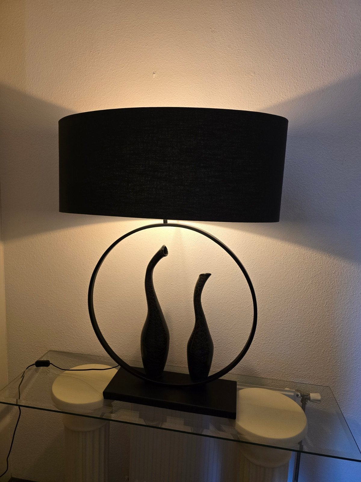 Moderne tafellamp met zwarte kap en ronde voet, Huis en Inrichting, Lampen | Tafellampen, Ophalen, Zo goed als nieuw