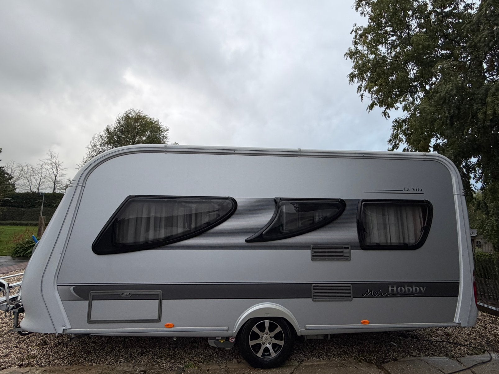 Hobby la vita 460 ufe 2010 met mover en Isabella voortent, Rondzit, Frans bed, Bedrijf, Tot en met 4