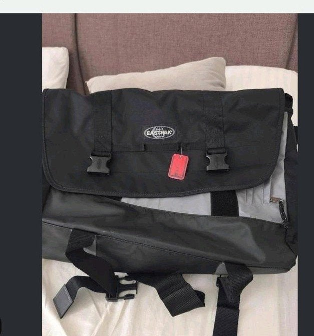Nieuwe Eastpak laptop/ schoudertas, 17 inch of meer, Nieuw, Ophalen of Verzenden, Meerdere vakken